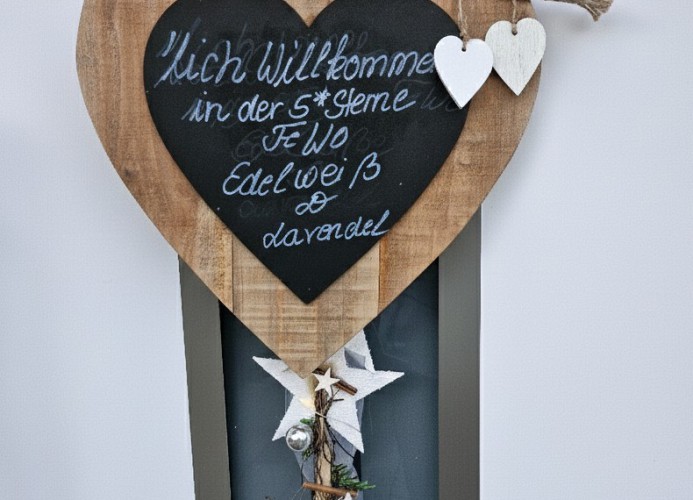 „Fühl dich wie zu Hause: Die einladende Botschaft an Ihrem Urlaubs-Eingang.“