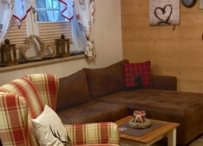 Wohnraum-Panorama: „Alpines Flair trifft modernen Komfort – der offene Wohn- und Essbereich“