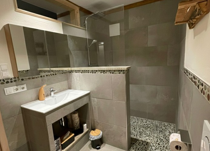 „Ihre private Wellness-Oase: Modernes Bad mit Regendusche“