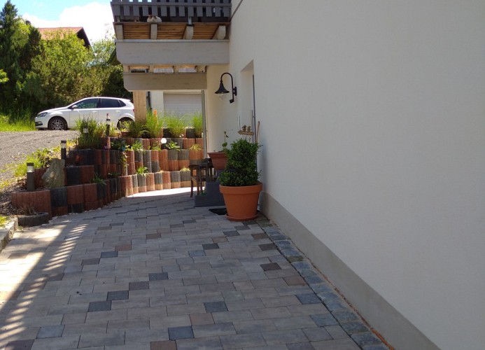 „Ihr exklusiver Stellplatz: Bequemes Parken direkt am Haus für eine stressfreie Ankunft.“