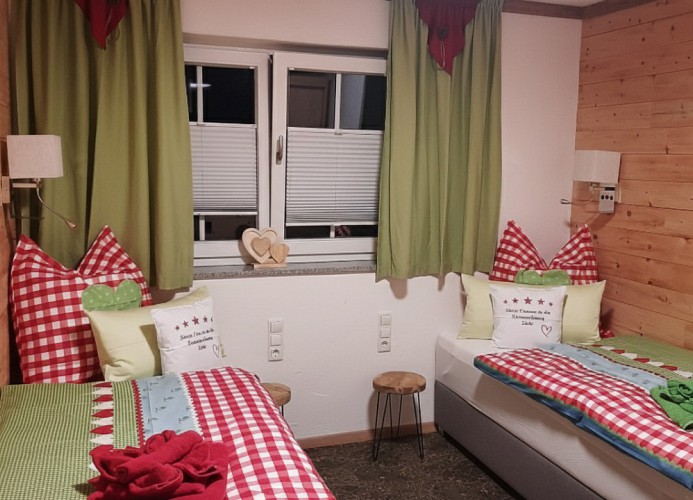 „Ruheoase mit Ausblick – Ihr gemütliches Zweit-Schlafzimmer“