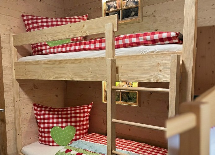 „Tierische Träume im Hochbett mit Esel- und Katzenmotiv“